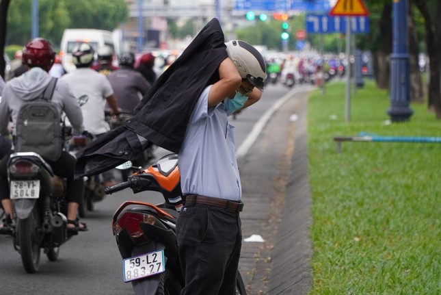 Người TPHCM co ro giữa thời tiết se lạnh như Đà Lạt - Ảnh 4.