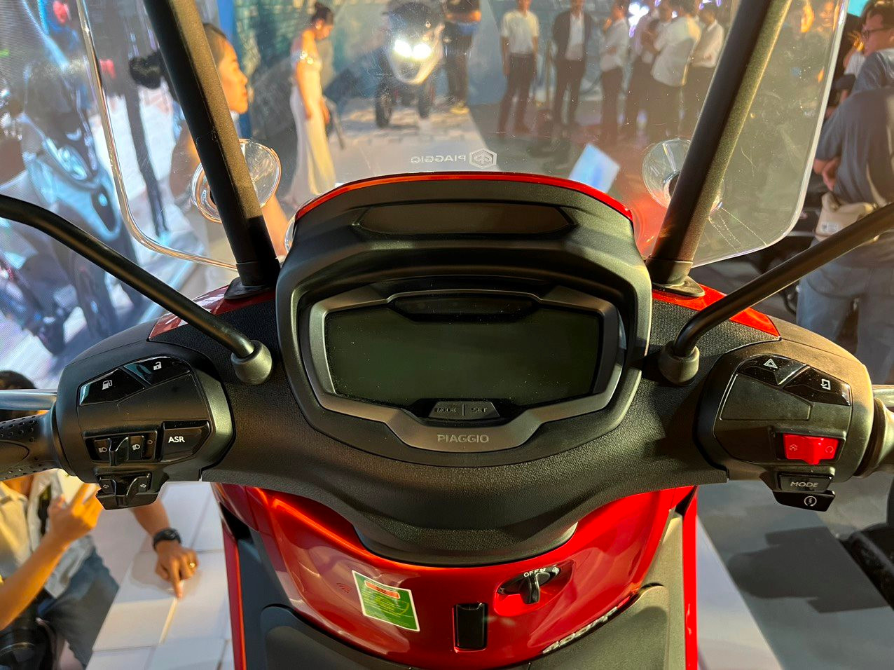 Cận cảnh siêu phẩm xe tay ga Piaggio mới về Việt Nam, ngập công nghệ, giá 225 triệu đồng - Ảnh 6. Cận cảnh siêu phẩm xe tay ga Piaggio mới về Việt Nam, ngập công nghệ, giá 225 triệu đồng - Ảnh 6.