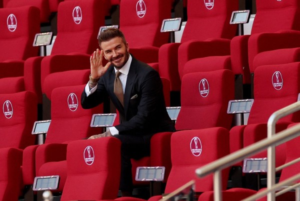 David Beckham lịch lãm như nam thần trên khán đài cổ vũ tuyển Anh ở World Cup 2022 - Ảnh 1.