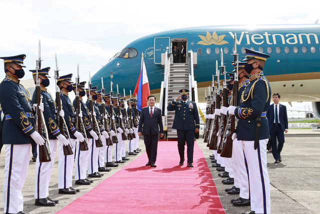 Chủ tịch Quốc hội Vương Đình Huệ bắt đầu chuyến thăm chính thức Philippines - Ảnh 2.
