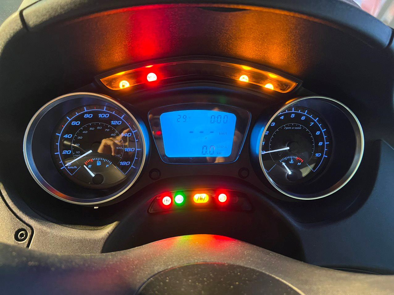 Mẫu xe máy 3 bánh phân khối lớn vừa về Việt Nam, uống 3.8L/100km, giá ngang Kia Morning - Ảnh 5.