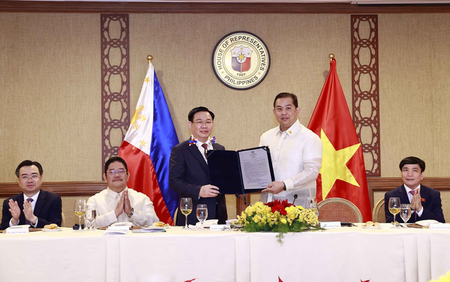 Chủ tịch Quốc hội Vương Đình Huệ bắt đầu chuyến thăm chính thức Philippines - Ảnh 12.