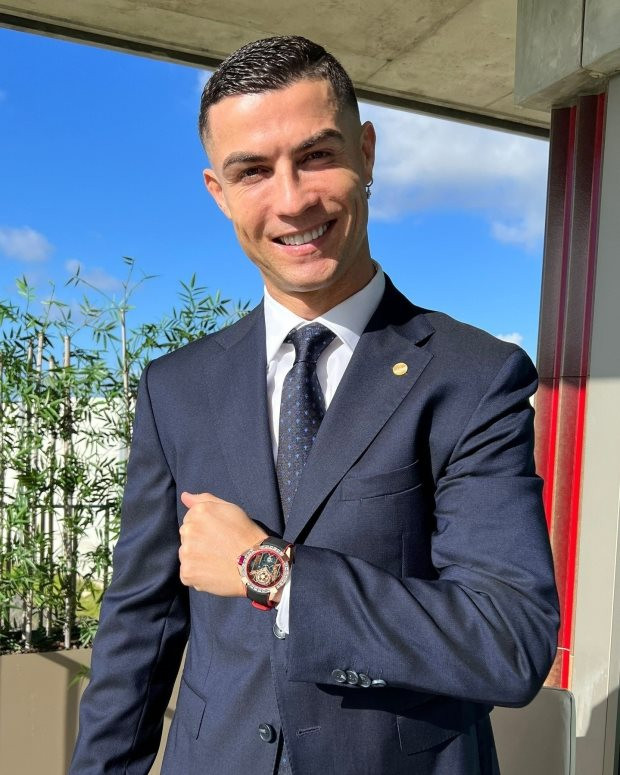 Cận cảnh chiếc đồng hồ siêu đặc biệt Cristiano Ronaldo trình làng trong ngày ‘bị đuổi việc’ - Ảnh 2.