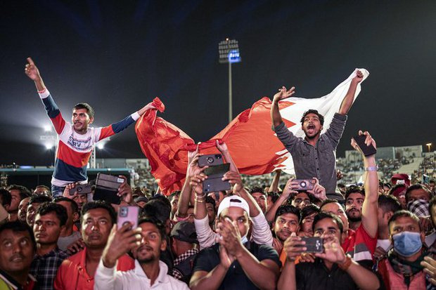 Chuyện buồn phía sau hàng nghìn ghế trống trong trận mở màn World Cup 2022 ở Qatar - Ảnh 1.