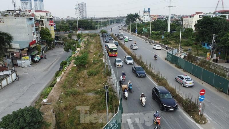 Rào chắn phục vụ thi công đường Âu Cơ - Nhật Tân, cấm nhiều loại xe trong giờ cao điểm - Ảnh 3.