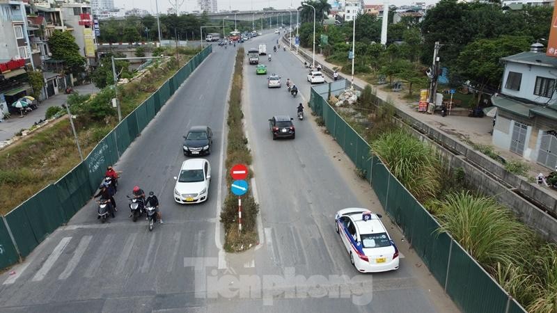 Rào chắn phục vụ thi công đường Âu Cơ - Nhật Tân, cấm nhiều loại xe trong giờ cao điểm - Ảnh 2.