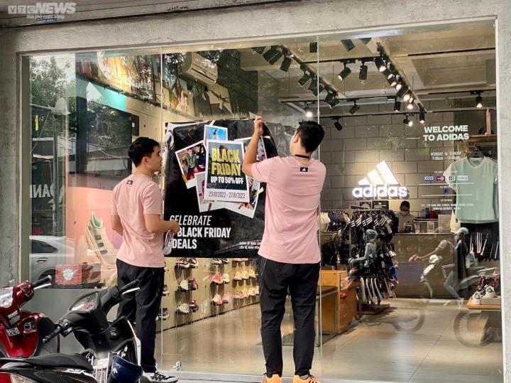 Black Friday: Thời trang giảm giá sập sàn tới 80%, khách vẫn thờ ơ - Ảnh 10.