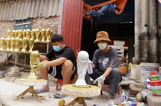  Ảnh: Ngắm những chiếc cúp vàng World Cup made in Việt Nam của nghệ nhân Bát Tràng - Ảnh 12.