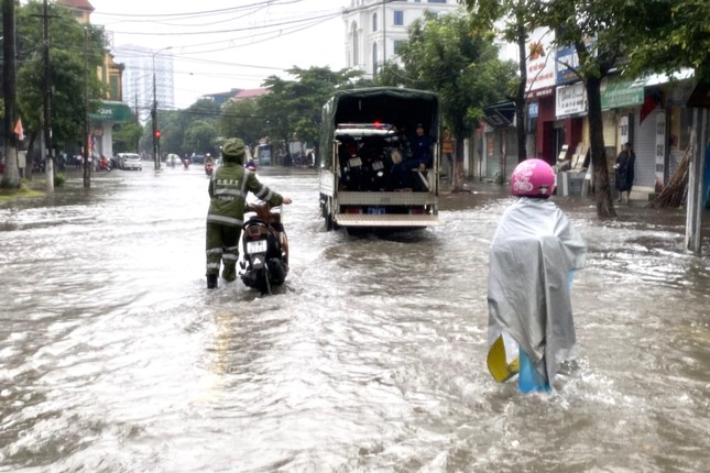 Mưa lớn gây ngập sâu, ô tô chết máy la liệt ở thành Vinh - Ảnh 9. Mưa lớn gây ngập sâu, ô tô chết máy la liệt ở thành Vinh - Ảnh 9.