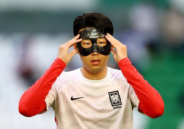Khán giả Hàn Quốc đeo mặt nạ để cổ vũ Son Heung-min trong trận mở màn tại World Cup 2022 - Ảnh 4.