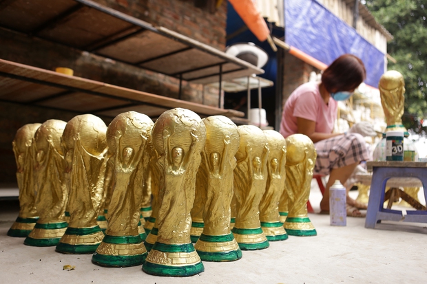  Ảnh: Ngắm những chiếc cúp vàng World Cup made in Việt Nam của nghệ nhân Bát Tràng - Ảnh 3.