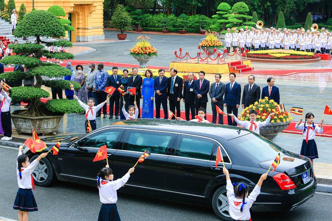 Chủ tịch nước Nguyễn Xuân Phúc đón, hội đàm với Tổng thống Uganda - Ảnh 1.