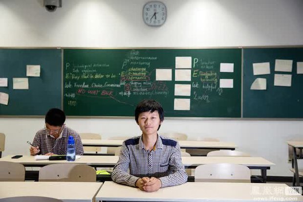 Công xưởng ôn thi đại học khắc nghiệt nhất Trung Quốc: Học 17 tiếng/ngày, con vi phạm cha mẹ cũng bị phạt - Ảnh 10.
