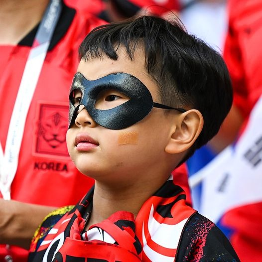 Khán giả Hàn Quốc đeo mặt nạ để cổ vũ Son Heung-min trong trận mở màn tại World Cup 2022 - Ảnh 3.