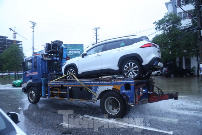 Mưa lớn gây ngập sâu, ô tô chết máy la liệt ở thành Vinh - Ảnh 7. Mưa lớn gây ngập sâu, ô tô chết máy la liệt ở thành Vinh - Ảnh 7.