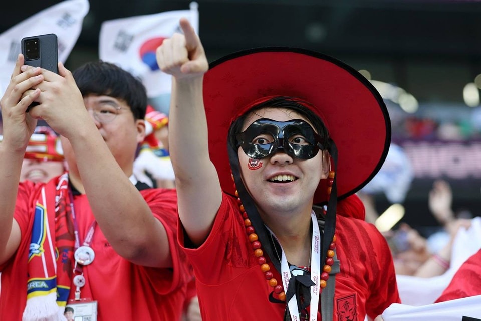 Khán giả Hàn Quốc đeo mặt nạ để cổ vũ Son Heung-min trong trận mở màn tại World Cup 2022 - Ảnh 2.