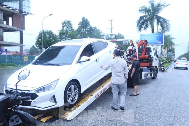 Mưa lớn gây ngập sâu, ô tô chết máy la liệt ở thành Vinh - Ảnh 6. Mưa lớn gây ngập sâu, ô tô chết máy la liệt ở thành Vinh - Ảnh 6.