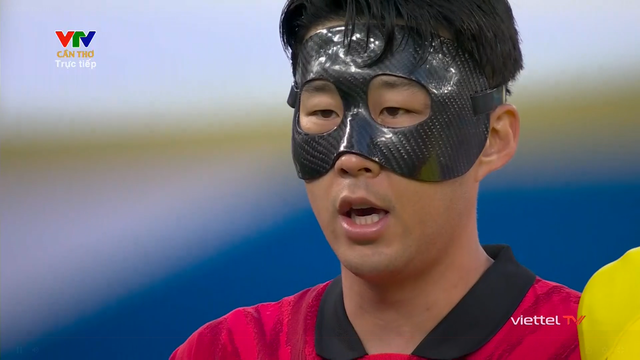 Khán giả Hàn Quốc đeo mặt nạ để cổ vũ Son Heung-min trong trận mở màn tại World Cup 2022 - Ảnh 1.