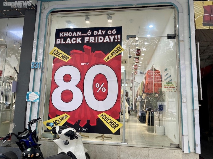 Black Friday: Thời trang giảm giá sập sàn tới 80%, khách vẫn thờ ơ - Ảnh 5.