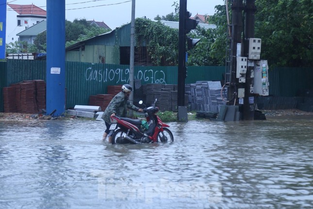 Mưa lớn gây ngập sâu, ô tô chết máy la liệt ở thành Vinh - Ảnh 4. Mưa lớn gây ngập sâu, ô tô chết máy la liệt ở thành Vinh - Ảnh 4.