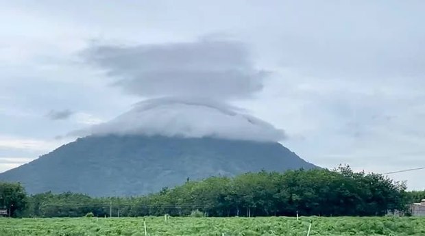 Đám mây ảo diệu xuất hiện trên đỉnh núi Bà Đen (Tây Ninh) khiến dân tình không ngừng xôn xao - Ảnh 9.