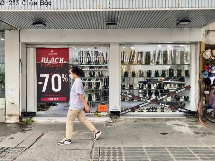Black Friday: Thời trang giảm giá sập sàn tới 80%, khách vẫn thờ ơ - Ảnh 2.
