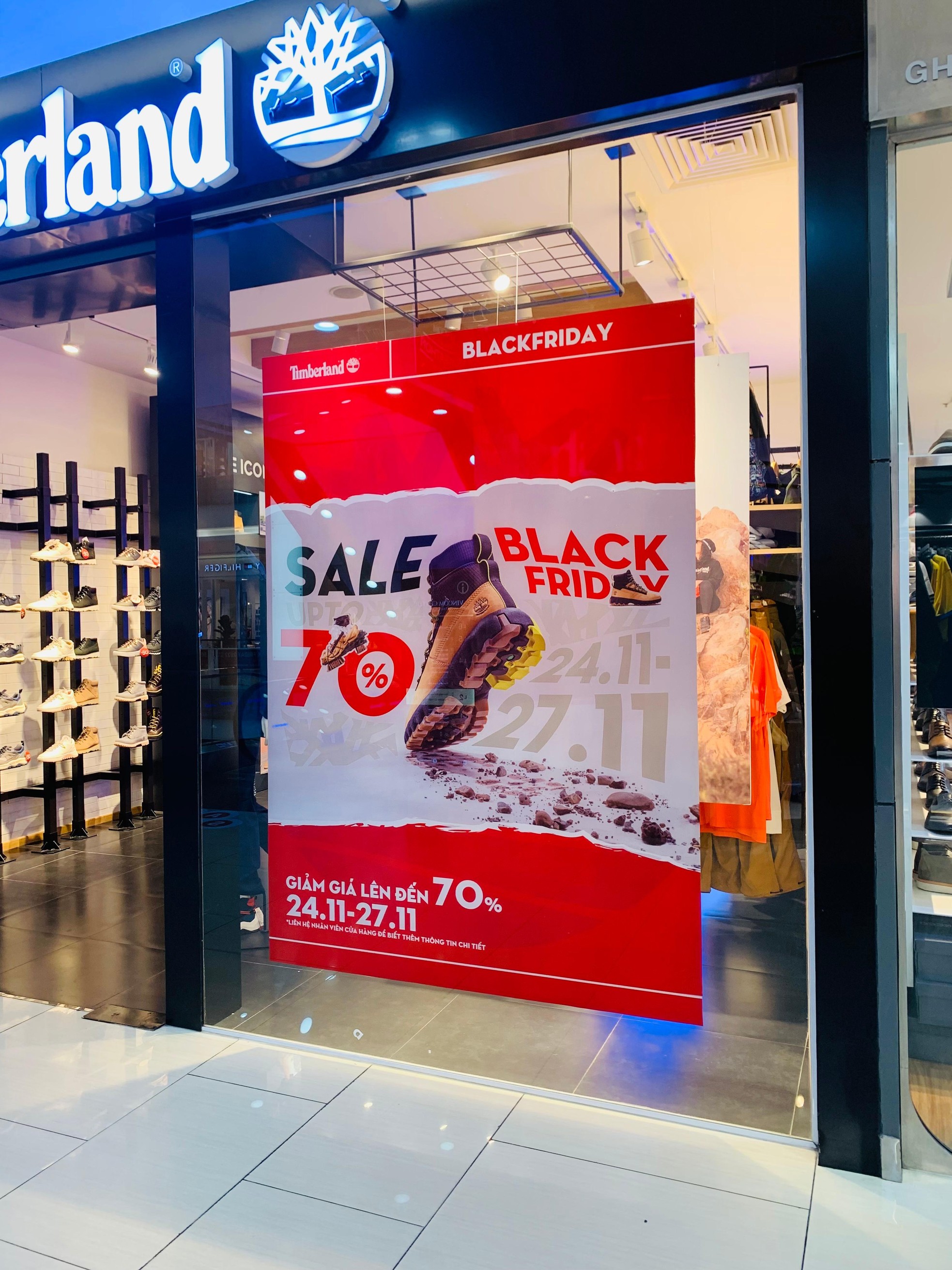 Black Friday: Hàng hiệu đua giảm giá khủng vẫn... ế - Ảnh 9. Black Friday: Hàng hiệu đua giảm giá khủng vẫn... ế - Ảnh 9.