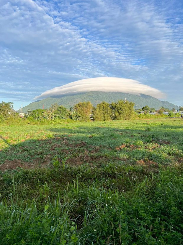 Sau núi Bà Đen ở Tây Ninh, lại đến núi Chứa Chan (Đồng Nai) xuất hiện đám mây lạ khiến dân tình xôn xao - Ảnh 3.