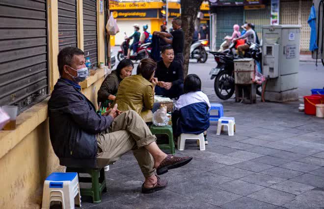 Hà Nội sáng nay: Người dân co ro trong đợt không khí lạnh đầu tiên của mùa đông - Ảnh 10. Hà Nội sáng nay: Người dân co ro trong đợt không khí lạnh đầu tiên của mùa đông - Ảnh 10.