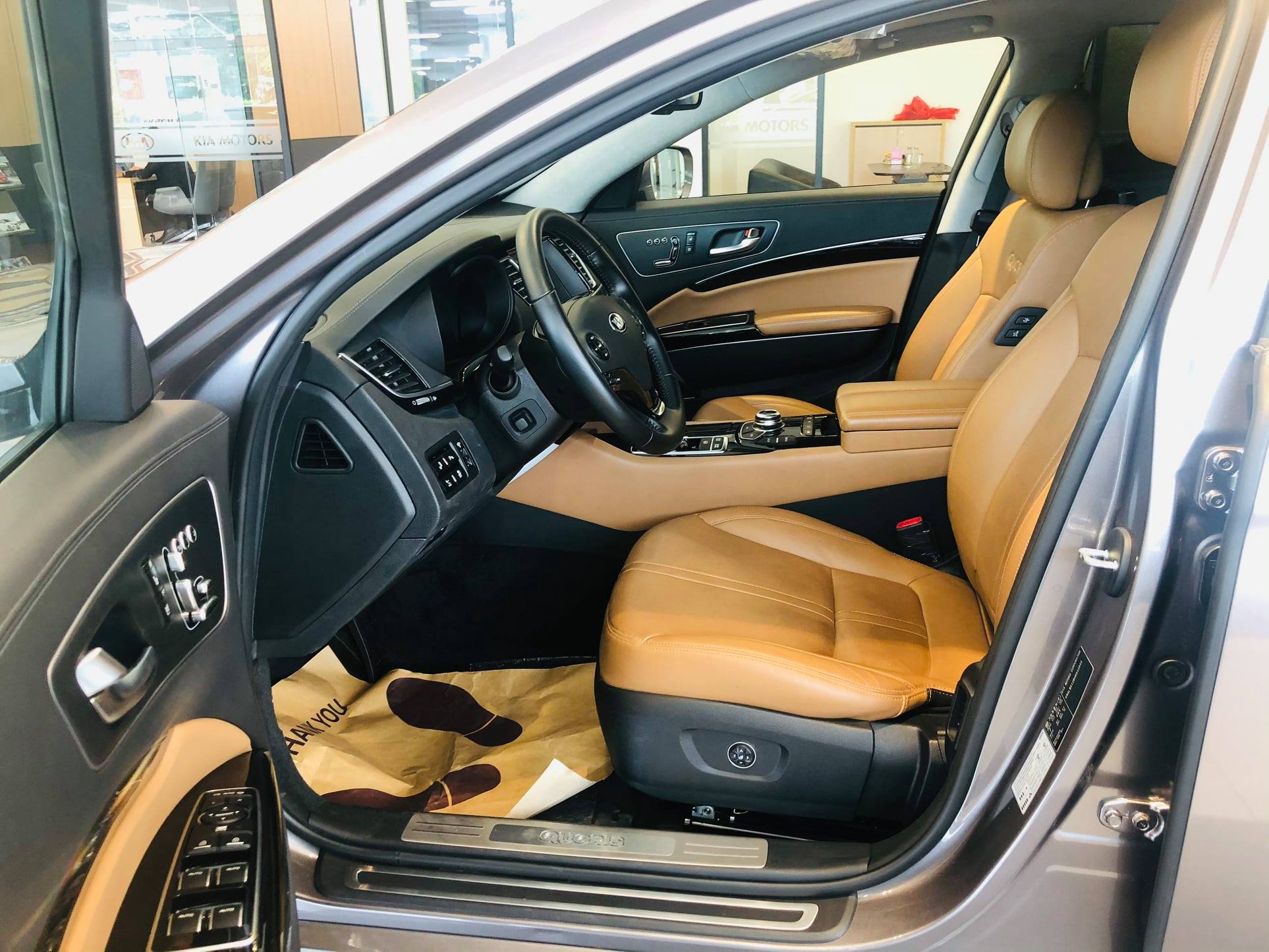 Nằm kho 6 năm, Kia Quoris còn hơn 1,9 tỷ đồng tại Việt Nam: Ngang cỡ Mercedes S-Class, giá C-Class - Ảnh 7. Nằm kho 6 năm, Kia Quoris còn hơn 1,9 tỷ đồng tại Việt Nam: Ngang cỡ Mercedes S-Class, giá C-Class - Ảnh 7.