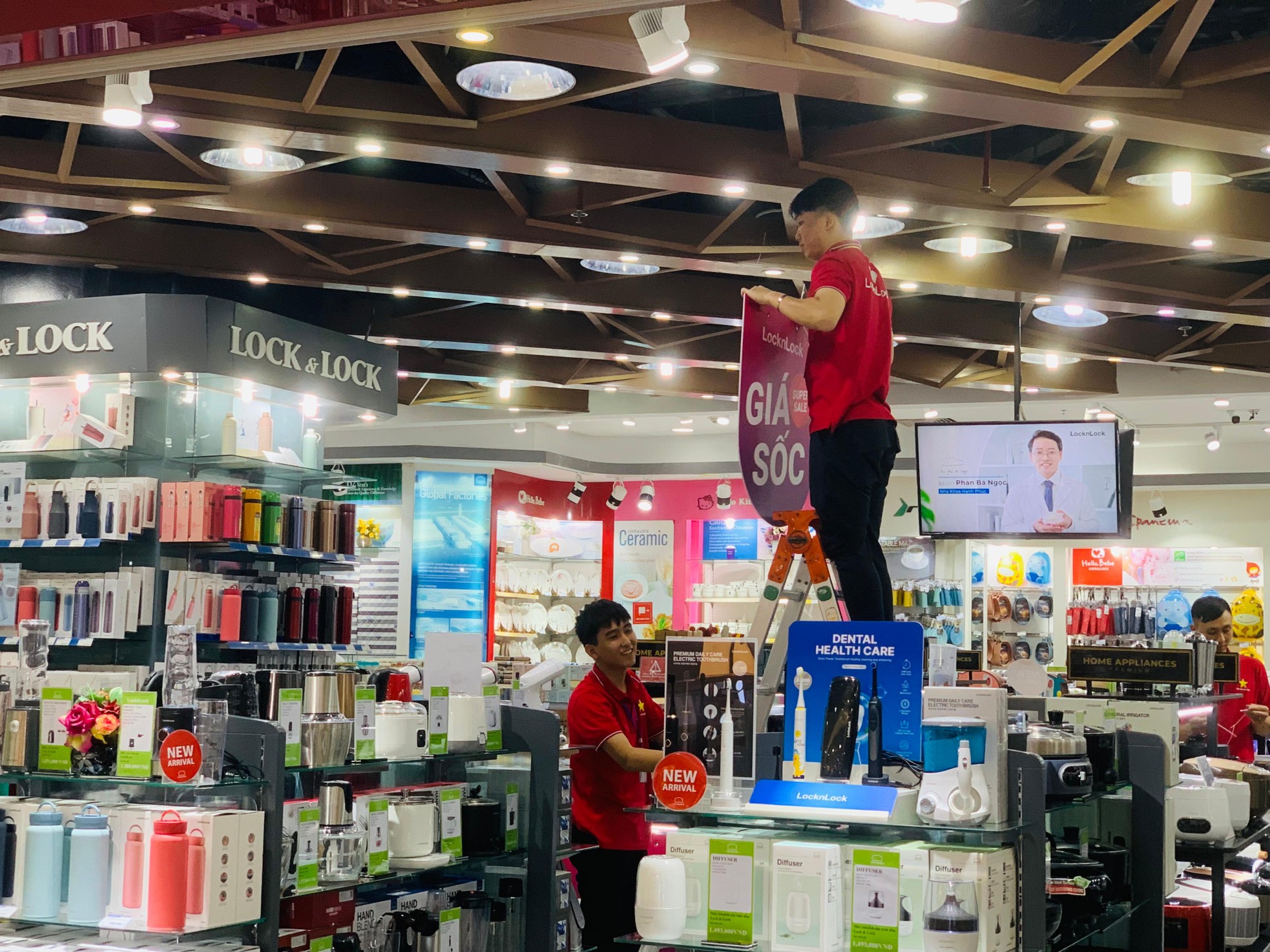 Black Friday: Hàng hiệu đua giảm giá khủng vẫn... ế - Ảnh 7. Black Friday: Hàng hiệu đua giảm giá khủng vẫn... ế - Ảnh 7.