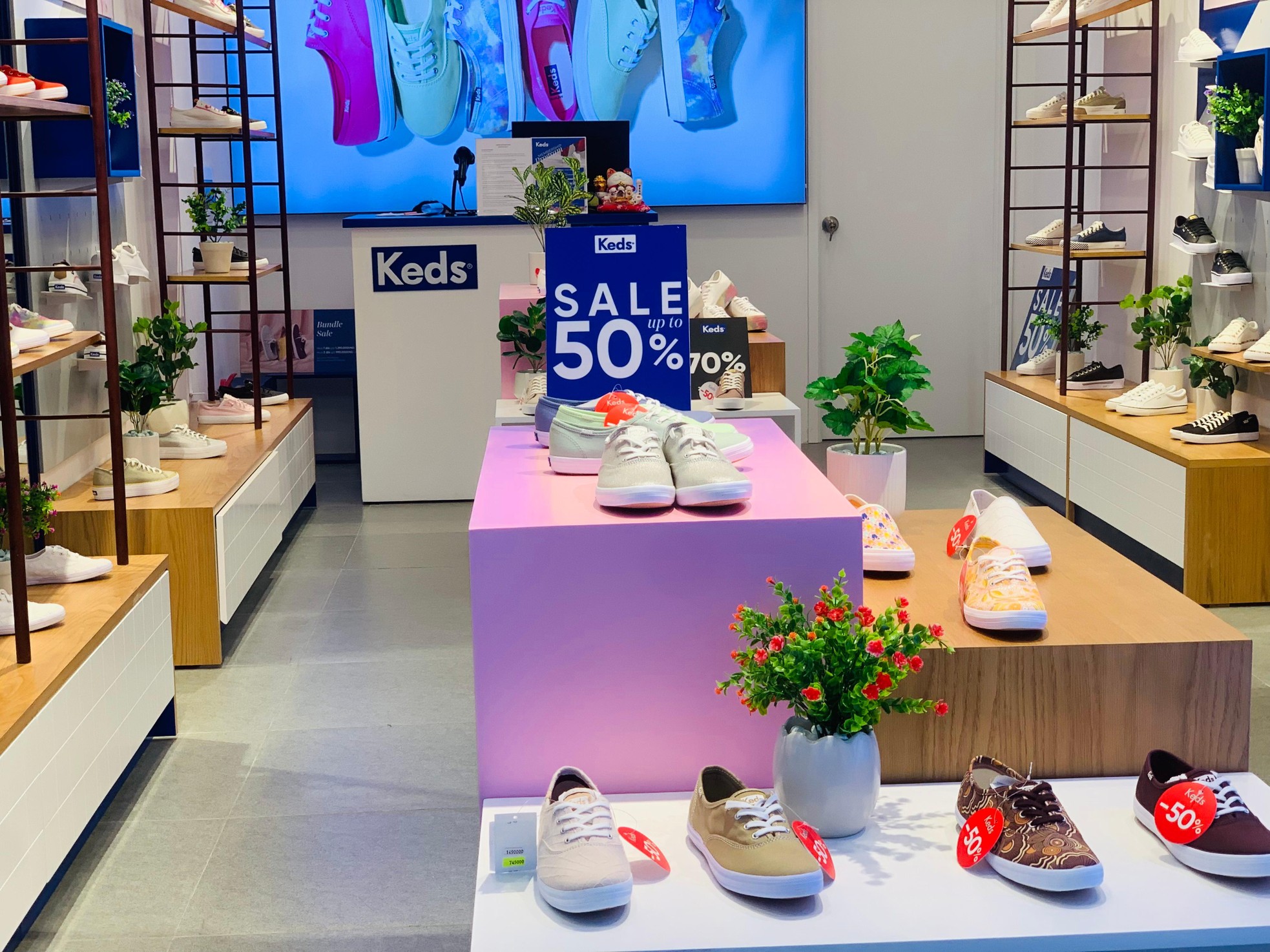 Black Friday: Hàng hiệu đua giảm giá khủng vẫn... ế - Ảnh 6. Black Friday: Hàng hiệu đua giảm giá khủng vẫn... ế - Ảnh 6.