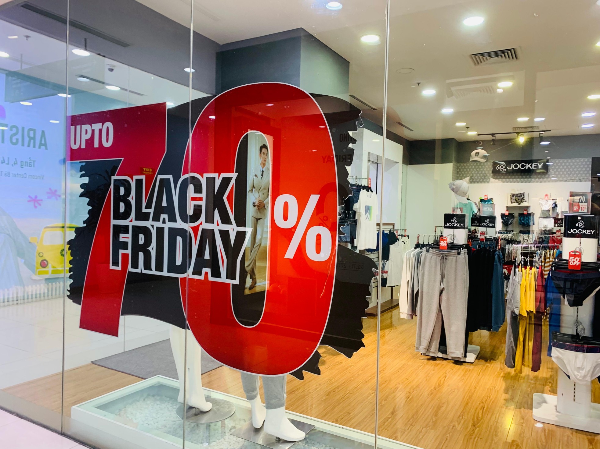 Black Friday: Hàng hiệu đua giảm giá khủng vẫn... ế - Ảnh 5. Black Friday: Hàng hiệu đua giảm giá khủng vẫn... ế - Ảnh 5.
