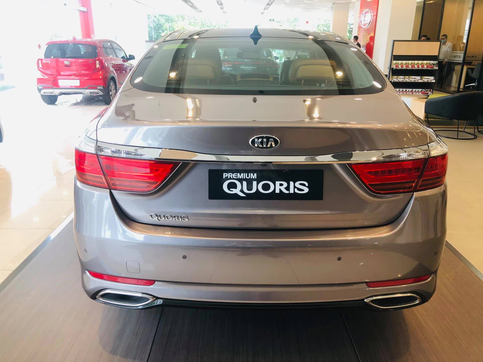 Nằm kho 6 năm, Kia Quoris còn hơn 1,9 tỷ đồng tại Việt Nam: Ngang cỡ Mercedes S-Class, giá C-Class - Ảnh 4. Nằm kho 6 năm, Kia Quoris còn hơn 1,9 tỷ đồng tại Việt Nam: Ngang cỡ Mercedes S-Class, giá C-Class - Ảnh 4.