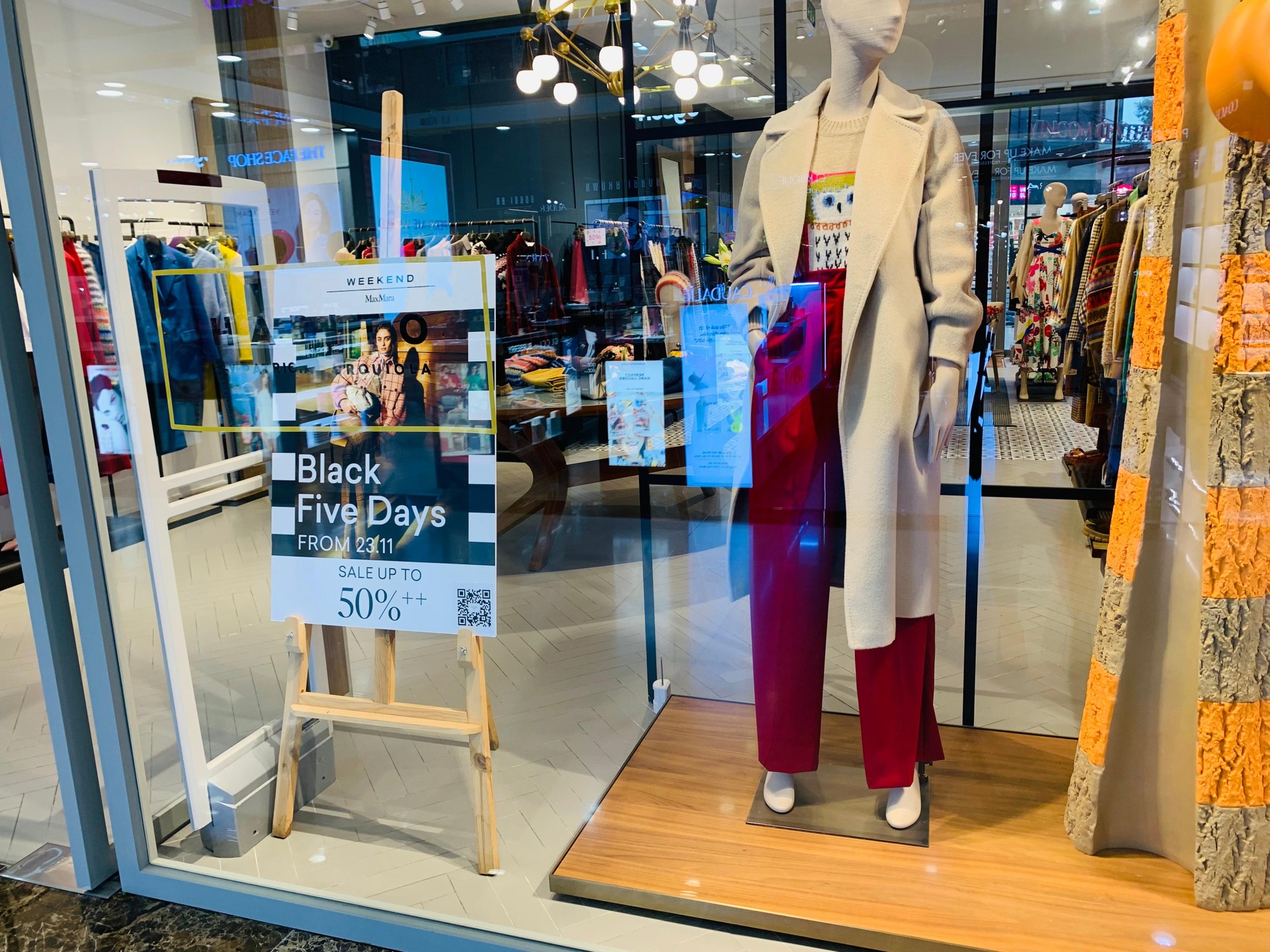 Black Friday: Hàng hiệu đua giảm giá khủng vẫn... ế - Ảnh 4. Black Friday: Hàng hiệu đua giảm giá khủng vẫn... ế - Ảnh 4.