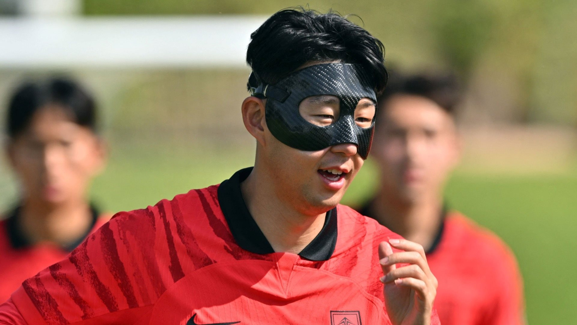 Đằng sau chiếc mặt nạ \'batman\' của Son Heung Min là cả một ngành ...