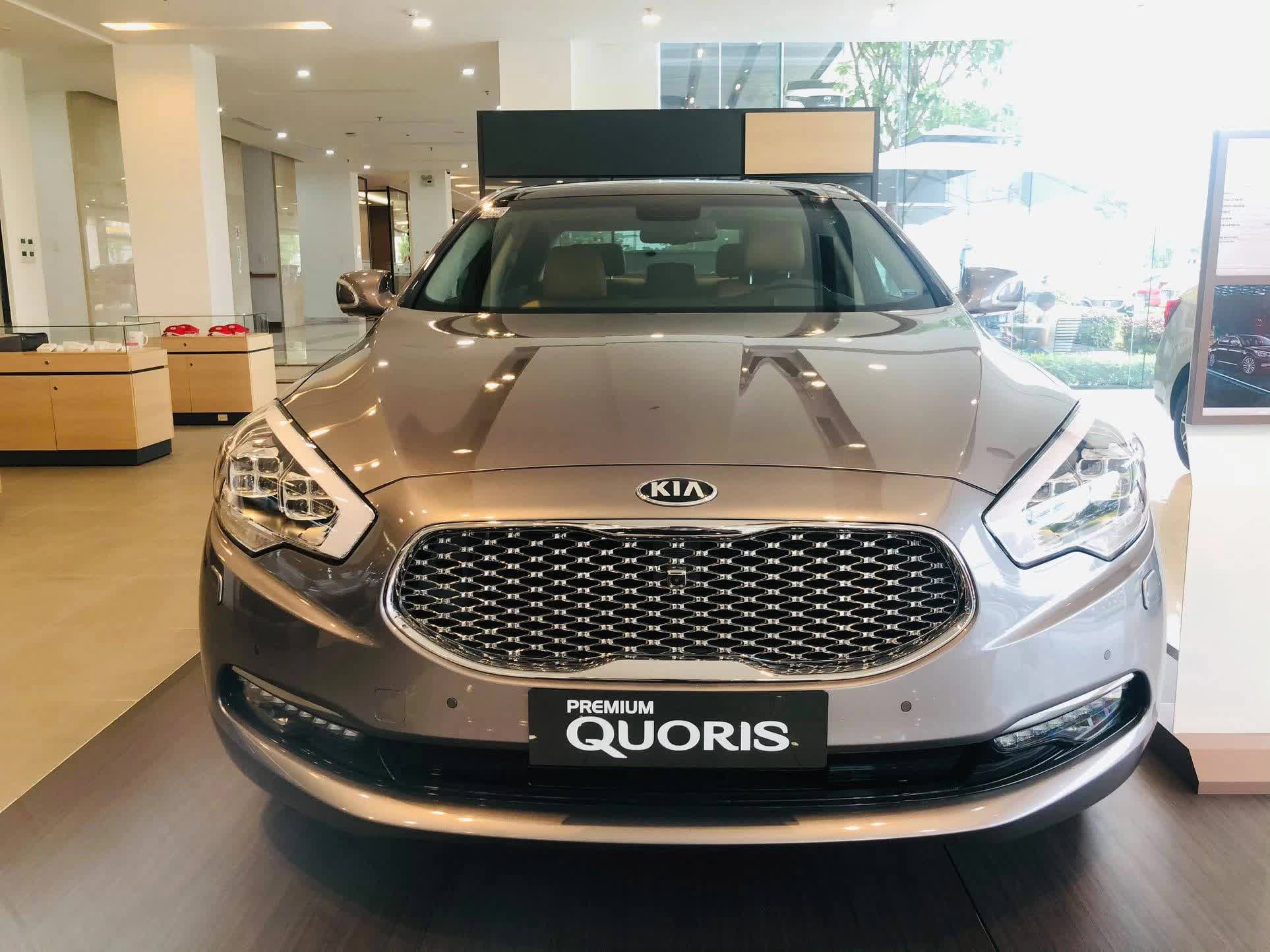 Nằm kho 6 năm, Kia Quoris còn hơn 1,9 tỷ đồng tại Việt Nam: Ngang cỡ Mercedes S-Class, giá C-Class - Ảnh 3. Nằm kho 6 năm, Kia Quoris còn hơn 1,9 tỷ đồng tại Việt Nam: Ngang cỡ Mercedes S-Class, giá C-Class - Ảnh 3.