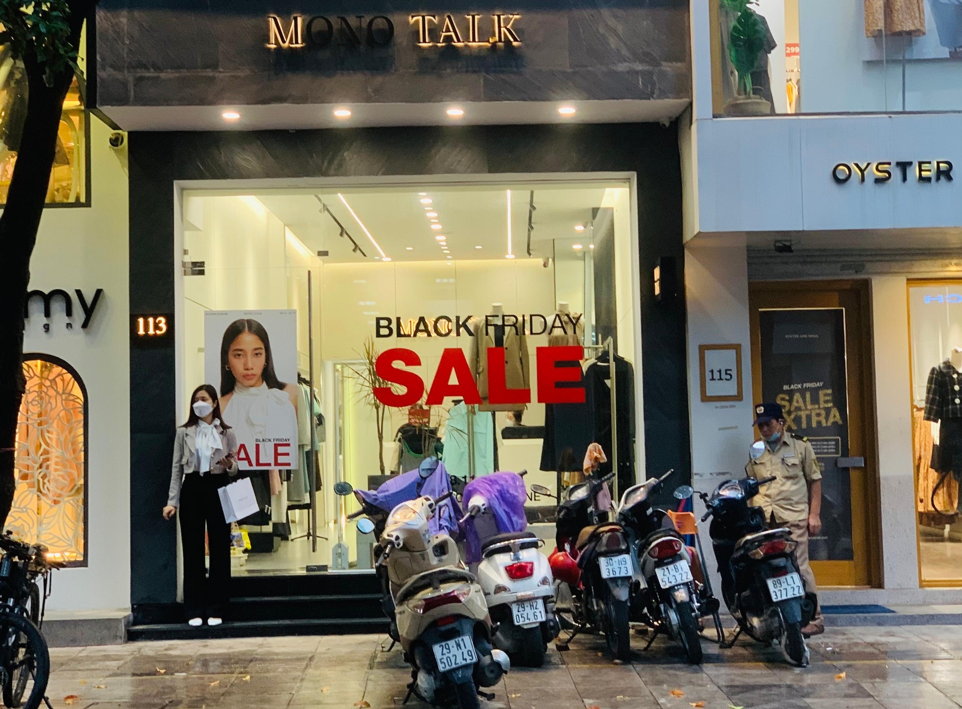 Black Friday: Hàng hiệu đua giảm giá khủng vẫn... ế - Ảnh 2. Black Friday: Hàng hiệu đua giảm giá khủng vẫn... ế - Ảnh 2.