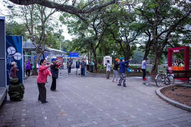 Hà Nội sáng nay: Người dân co ro trong đợt không khí lạnh đầu tiên của mùa đông - Ảnh 4. Hà Nội sáng nay: Người dân co ro trong đợt không khí lạnh đầu tiên của mùa đông - Ảnh 4.