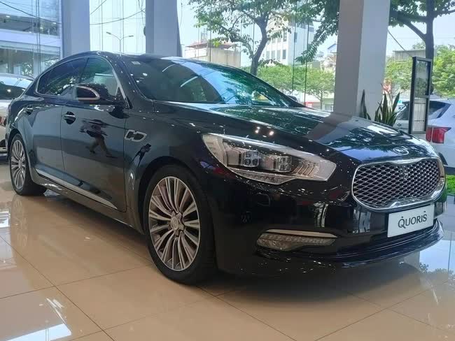 Nằm kho 6 năm, Kia Quoris còn hơn 1,9 tỷ đồng tại Việt Nam: Ngang cỡ Mercedes S-Class, giá C-Class - Ảnh 1. Nằm kho 6 năm, Kia Quoris còn hơn 1,9 tỷ đồng tại Việt Nam: Ngang cỡ Mercedes S-Class, giá C-Class - Ảnh 1.