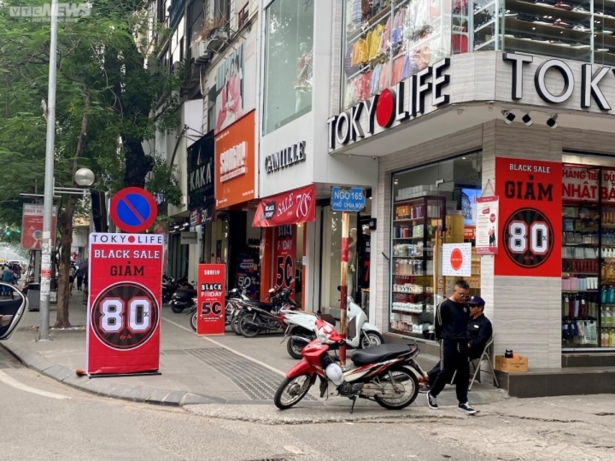 Khách hàng cân nhắc trước khi xuống tiền dịp Black Friday - Ảnh 1.