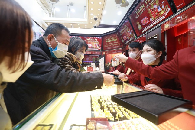 Sau tuần biến động, người mua vàng lỗ hơn 1,1 triệu đồng/lượng - Ảnh 1. Sau tuần biến động, người mua vàng lỗ hơn 1,1 triệu đồng/lượng - Ảnh 1.