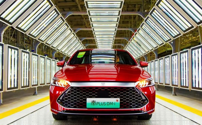 Tesla lo giảm giá xe để thu hút khách hàng, đối thủ lớn nhất lại bình chân như vại tăng giá xe điện - Ảnh 2.