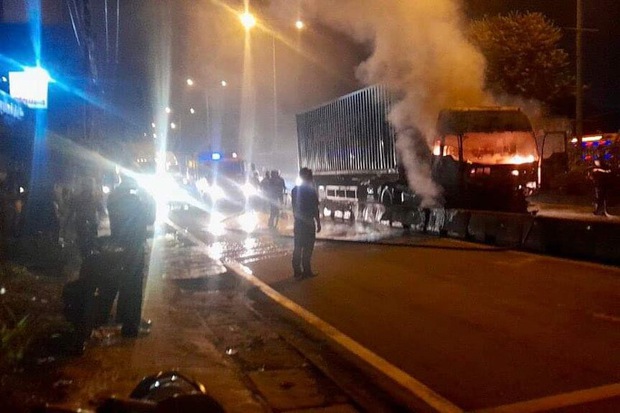  Xe container bốc cháy dữ dội ở TP Thủ Đức - Ảnh 1.