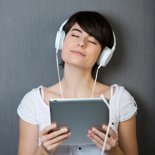 Hơn 1,3 tỷ người trẻ có nguy cơ mất thính lực vì nghe nhạc quá to  - Ảnh 2.