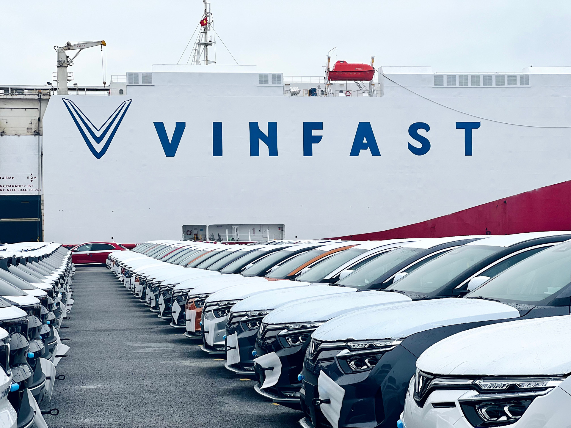 Khách hàng đã mua xe xăng của VinFast sẽ ra sao sau khi hãng công bố từ bỏ  xe xăng chỉ làm xe điện