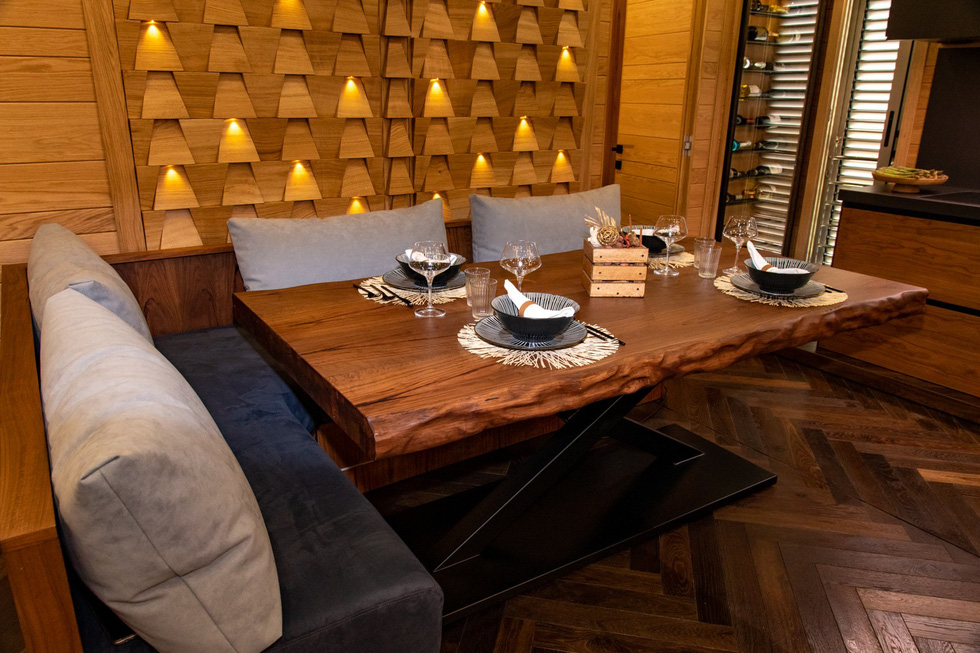 Biệt thự di động giá triệu USD: Có hầm rượu, mất 6.000 giờ công mới hoàn thiện - Ảnh 5.