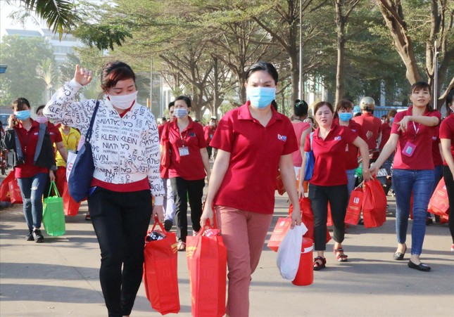 Dành tiền tỷ chi thưởng - Ảnh 1.