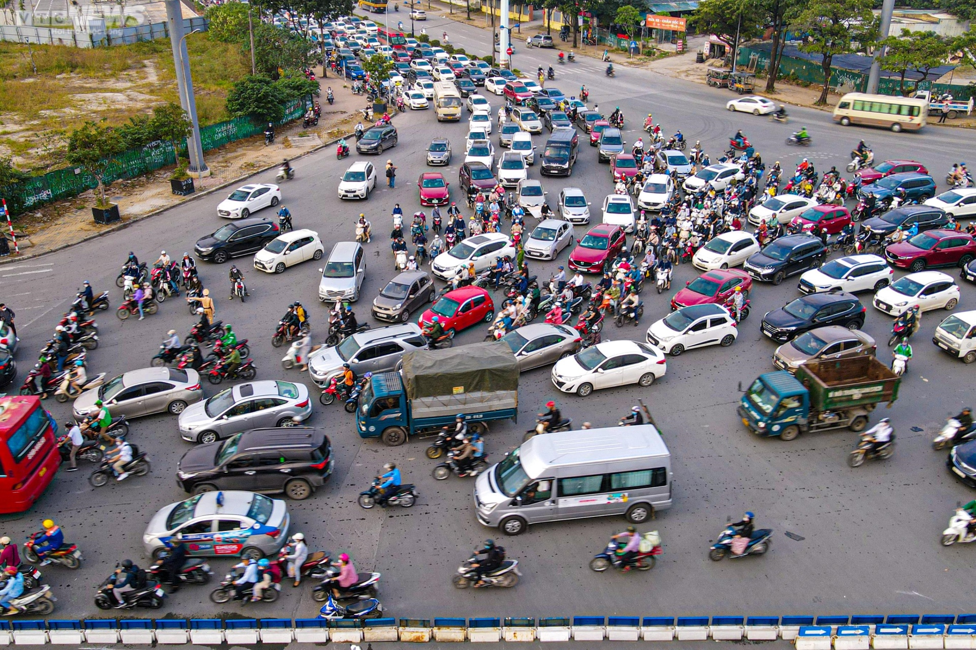 Hà Nội: Giao thông hỗn loạn ngày đầu phân làn nút giao Mễ Trì - Ảnh 14.