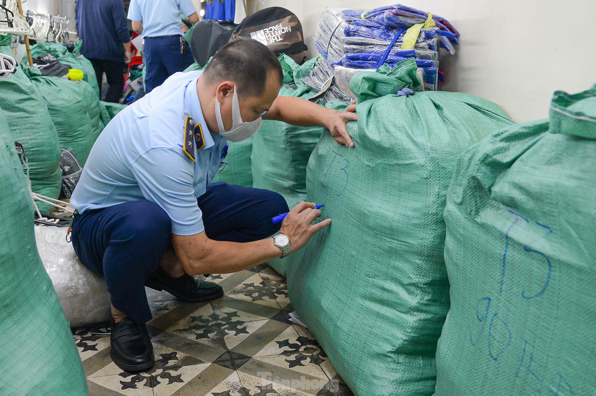 Hàng hiệu 200k, giày Nike vài trăm nghìn đồng tại chợ đêm phố đi bộ Hà Nội - Ảnh 13.